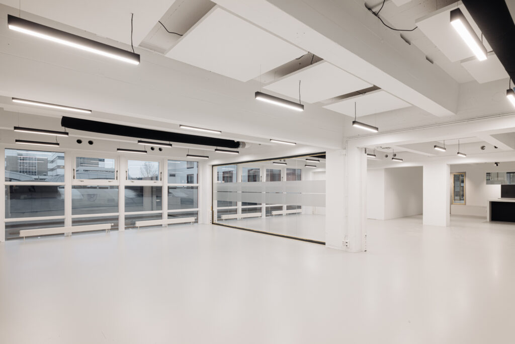 Licht en modern kantoorpand aan de Generaal Vetterstraat met open indeling en grote ramen.